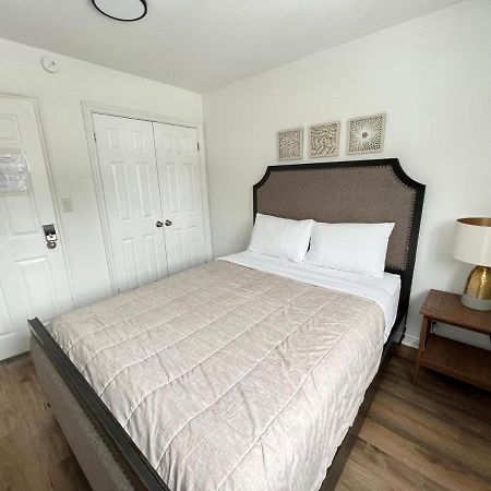 Letitia Heights !C Quiet And Modern Private Bedroom With Shared Bathroom Barrie Kültér fotó